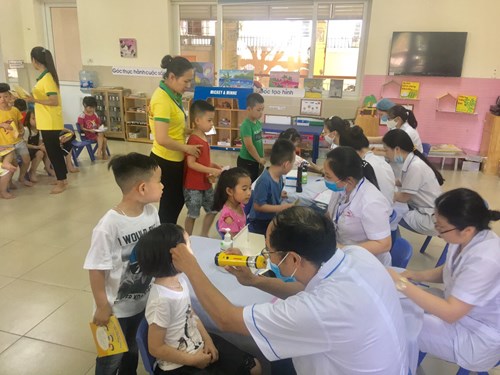 Trường mầm non Thạch Cầu  phối hợp  với Trạm y tế phường Long Biên tổ chức khám sức khỏe cuối năm cho học sinh năm học 2019 - 2020