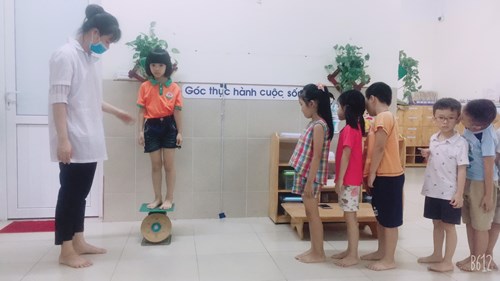 Trường mầm non Thạch Cầu tổ chức cân đo cho trẻ trong  đợt hè 