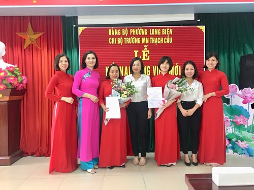 Trường mầm non Thạch Cầu tổ chức Lễ kết nạp Đảng viên mới cho 02 đồng chí giáo viên trong nhà trường
