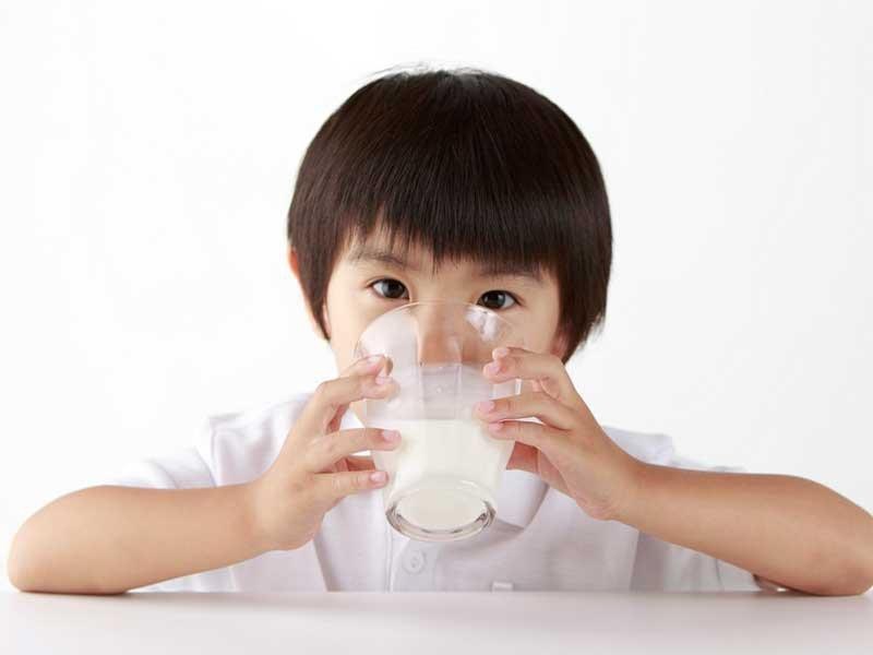 Cảnh báo nguy cơ thiếu máu thiếu sắt do uống quá nhiều sữa tươi.