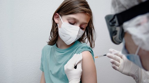 Khi trẻ tiêm vaccine phòng COVID-19 cha mẹ cần chuẩn bị gì?