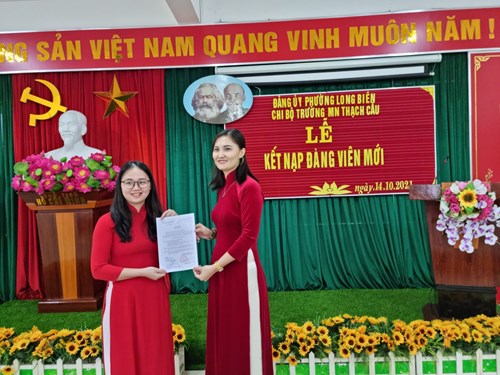 Chi bộ Trường mầm non Thạch Cầu long trọng tổ chức Lễ kết nạp Đảng viên mới cho đ/c Nguyễn Thị Nhị!