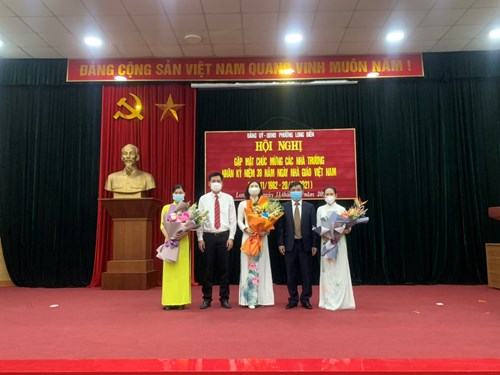 Trường MN Thạch Cầu tham dự Hội nghị gặp mặt chúc mừng các nhà trường nhân kỷ niệm 39 năm ngày nhà giáo Việt Nam do UBND phường Long Biên tổ chức