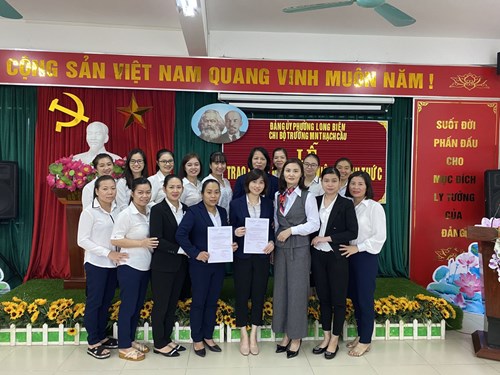 Chi bộ trường mầm non Thạch Cầu trao quyết định đảng viên chính thức cho 2 đ/c Dương Thị Minh Thu và Nguyễn Thu Trang.