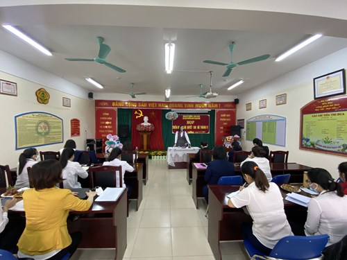 Chi bộ trường mầm non Thạch Cầu họp triển khai nghị quyết chi bộ tháng 11/2021.