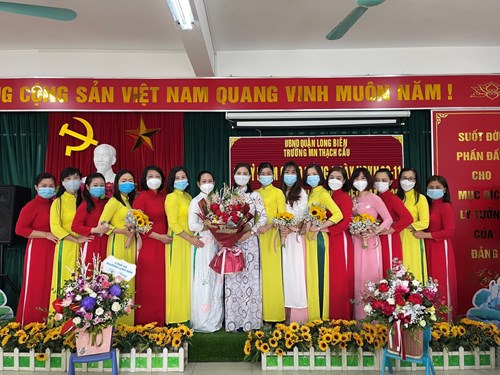 Trường mầm non Thạch Cầu tổ chức   Lễ kỷ niệm 39 năm ngày nhà giáo Việt Nam 20/11/1982 - 20/11/2021. Tuyên dương khen thưởng CBGVNV tiêu biểu có thành tích xuất sắc trong năm học 2020 -2021 
