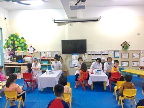Trường Mầm non Thạch Cầu tổ chức khám sức khỏe đợt 2 cho học sinh toàn trường 