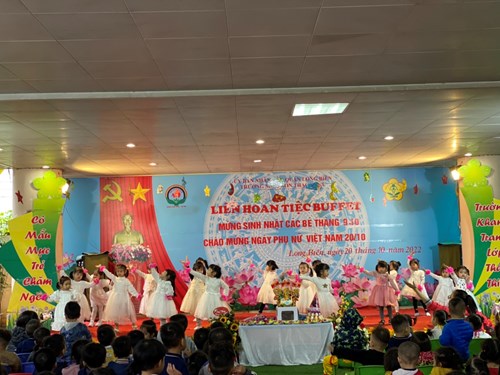 Trường mầm non Thạch Cầu tưng bừng tổ chức “Liên hoan tiệc buffet mừng sinh nhật các bé tháng 9, 10 – Chào mừng ngày phụ nữ Việt Nam 20/10”.