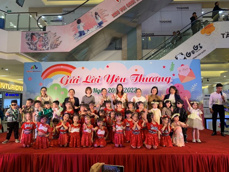 Các bé trường mầm non Thạch Cầu tham dự chương trình Thiệp hồng tặng mẹ tại trung tâm thương mại Savico