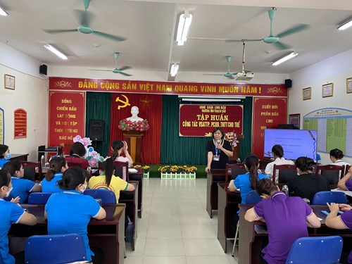 Trường mầm non Thạch Cầu phối hợp với phòng y tế quận Long Biên tổ chức tập huấn Công tác đảm bảo an toàn thực phẩm , phòng chống dịch bệnh , phòng chống tai nạn thương tích cho trẻ trong trường mầm non.