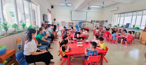 Trường mầm non Thạch Cầu tổ chức kiến tập hoạt động tổ chức giờ ăn cho trẻ với sự tham gia của đại diện ban phụ huynh khối mẫu giáo nhỡ và mẫu giáo lớn.