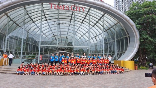 Trường mầm non Thạch Cầu tổ chức cho các bé mẫu giáo đi tham quan tại khu vui chơi VINKE- Time city.
