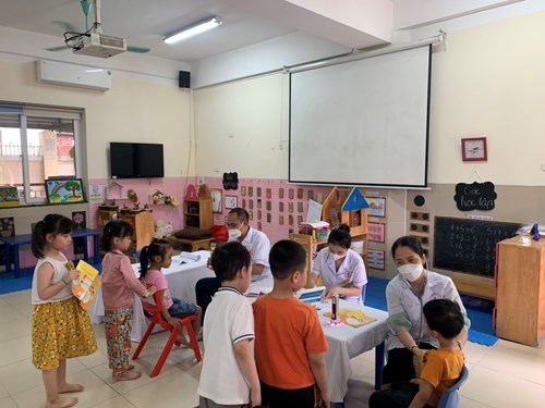 Trường Mầm non Thạch Cầu phối hợp với trạm y tế phường Long Biên tổ chức khám sức khỏe cho học sinh toàn trường.