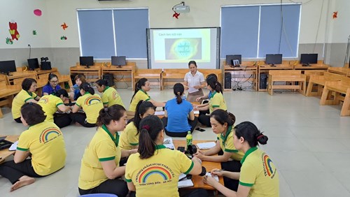 Trường MN Thạch tổ chức tập huấn cho 100% CBGV về   Hướng dẫn giáo viên sử dụng vật liệu rời tại lớp học 