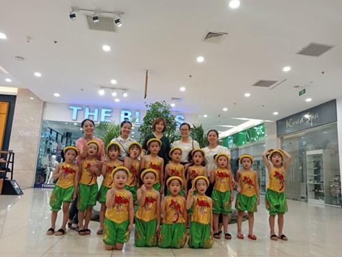 Các bé trường mầm non Thạch Cầu tham gia biểu diễn văn nghệ tại trung tâm thương mại Big C Long Biên do trung tâm văn hóa thể dục thể thao tổ chức.