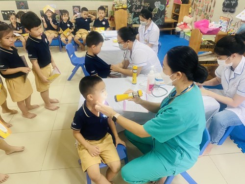 Trường Mầm non Thạch Cầu phối hợp với trạm y tế phường Long Biên tổ chức khám sức khỏe lần 1 cho học sinh toàn trường năm học 2022- 2023.