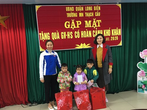 Trường mầm non Thạch Cầu phối hợp cùng chi đoàn phường Long Biên tổ chức tặng quà cho giáo viên, học sinh có hoàn cảnh khó khăn nhân dịp tết Nguyên Đán Canh Tý năm 2020