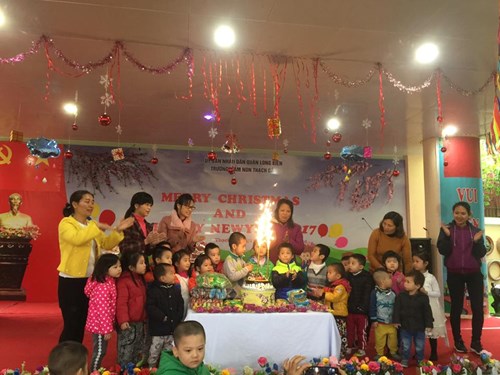 Trường mầm non Thạch Cầu tưng bừng tổ chức liên hoan văn nghệ mừng sinh nhật các bé tháng 12 và tiệc buffet 