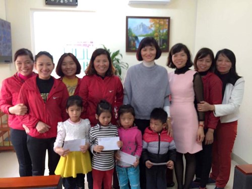 Trường mầm non Thạch Cầu tặng quà cho GV và các bé có hoàn cảnh khó khăn nhân dịp tết Đinh Dậu