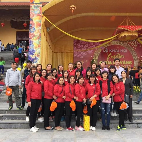Trường mầm non Thạch Cầu tổ chức cho toàn thể CB, GV, NV đi lễ chùa đầu năm .