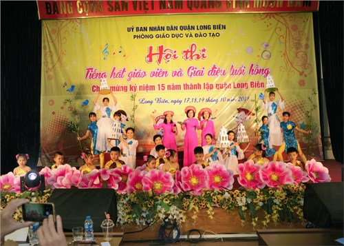 Trường mầm non Thạch Cầu tham gia hội thi “ Tiếng hát giáo viên và giai điệu tuổi hồng “ kỷ niệm 15 năm thành lập Quận Long Biên.