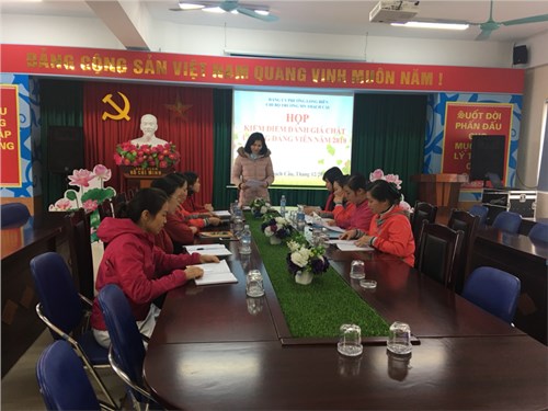 Chi bộ trường mầm non Thạch Cầu tiến hành họp kiểm điểm đánh giá chất lượng đảng viên năm 2018. 