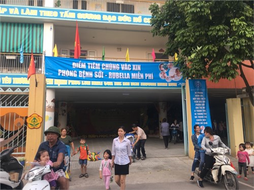 Trường MN Thạch Cầu phối hợp với trung tâm y tế phường Long Biên tổ chức tiểm chủng mở rộng vắc xin Sởi – Rubela cho trẻ từ 1-5 tuổi .