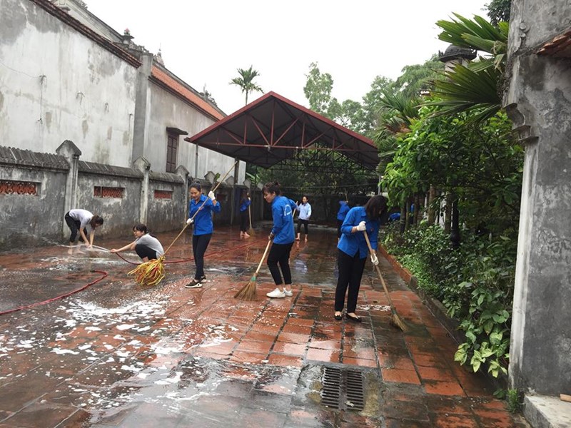 Đoàn thanh niên trường mầm non Thạch cầu tham gia lao động tổng vệ sinh chùa Trạm hưởng ứng tháng hành động vì môi trường Xanh – Sạch – Đẹp