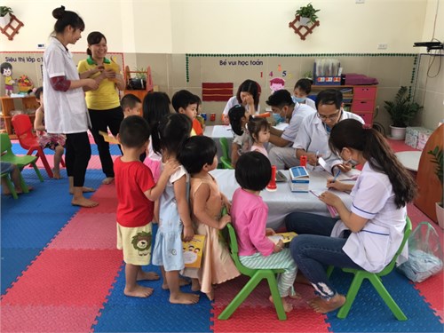 Trường Mầm non Thạch Cầu tổ chức khám sức khỏe lần 2 cho 100% học sinh trong nhà trường