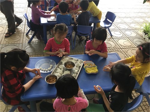 Trường mầm non Thạch Cầu tưng bừng tổ chức cho các bé tham gia tết Hàn thực trong không khí vui tươi , hào hứng .