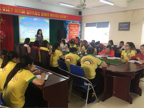 Trường mầm non Thạch Cầu tổ chức hội nghị trù bị cán bộ viên chức năm học 2017 -2018 với các tổ công đoàn. 