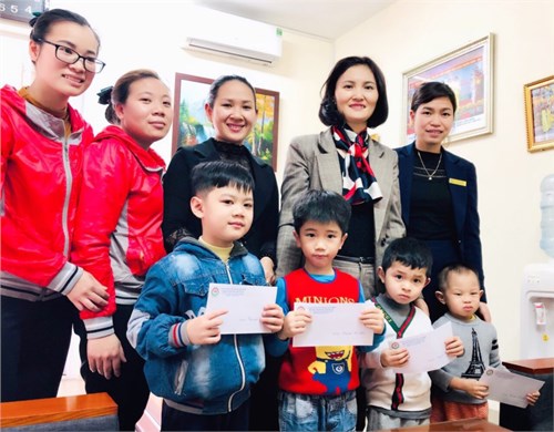 Trường mầm non Thạch Cầu tặng quà cho các cháu có hoàn cảnh khó khăn nhân dịp tết Nguyên Đán Kỷ Hợi 2019