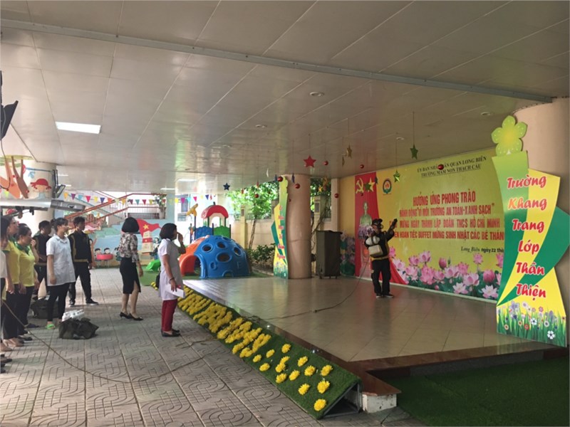 Trường MN Thạch cầu tổ chức phun thuốc muỗi toàn trường phòng chống dịch bệnh năm 2019