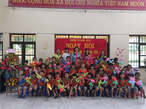Trường mầm non Thạch cầu tổ chức cho 100% trẻ khối mẫu giáo lớn đi thăm quan, tìm hiểu trường tiểu học Long Biên