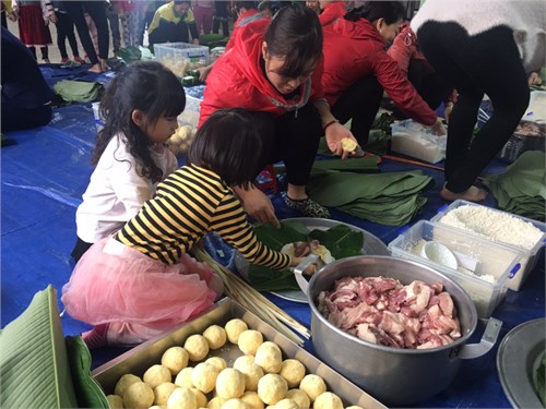 Trường mầm non Thạch Cầu tổ chức gói bánh chưng nhân dịp tết Nguyên Đán Kỷ Hợi 2019