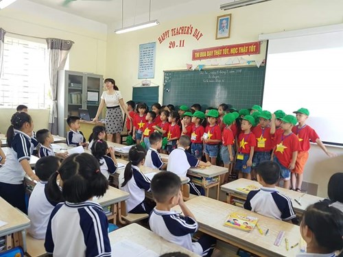 Trường mầm non Thạch cầu tổ chức cho 100% trẻ khối mẫu giáo lớn đi thăm quan, tìm hiểu trường tiểu học Long Biên.
