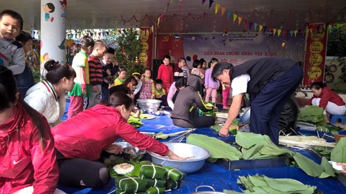 Trường mầm non Thạch Cầu tổ chức gói bánh chưng cho trẻ đón tết Đinh Dậu