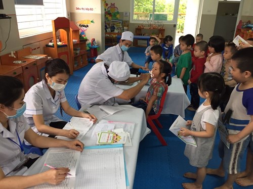 Trường Mầm non Thạch Cầu tổ chức khám sức khỏe lần 2 cho 100% học sinh trong nhà trường