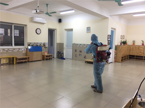 Trường MN Thạch cầu tổ chức phun thuốc muỗi toàn trường phòng chống dịch sốt xuất huyết