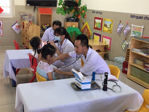 Trường Mầm non Thạch Cầu tổ chức khám sức khỏe lần 1 cho  học sinh trong nhà trường