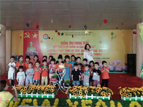 Trường mầm non Thạch Cầu tổ chức liên hoan tiệc buffet mừng sinh nhật các bé tháng 3 trong không khí vui tươi, phấn khởi