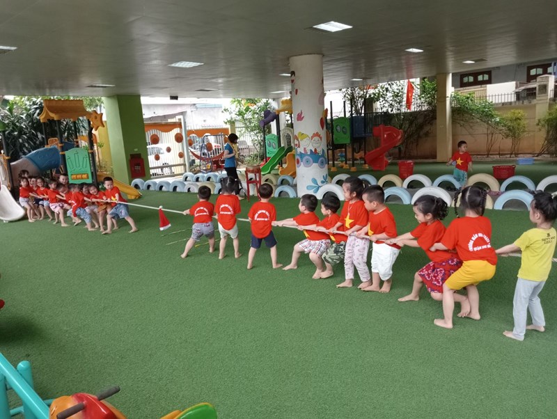 Các bé lớp mẫu giáo nhỡ B3 tham gia các trò chơi dân gian.
