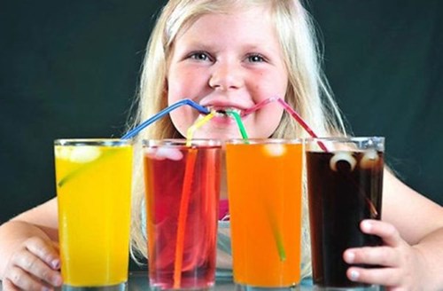 Nguy cơ gan nhiễm mỡ khi trẻ uống nhiều nước ngọt đóng chai