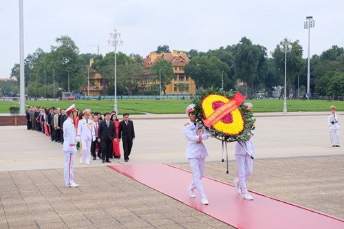 Chi bộ trường mầm non Thạch Cầu tham dự lễ báo công dâng Bác tại Lăng Chủ tịch Hồ Chí Minh do Đảng ủy - HĐND - UBND - UB MTTQ phường Long Biên  tổ chức