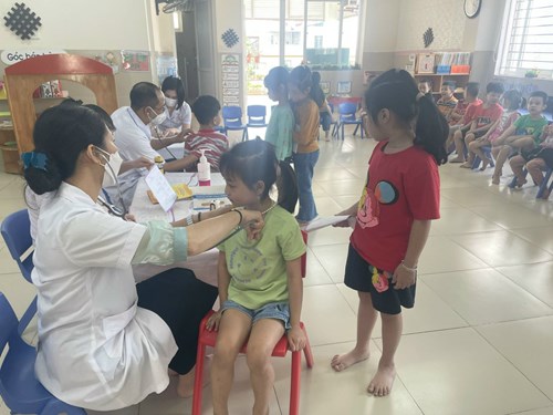 Các bé lớp MGL A3 rất vui khi được các bác sĩ của trạm y tế phường  Khám sức khỏe định kỳ .