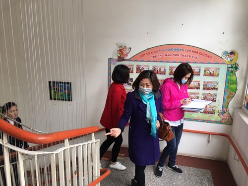 Trường mầm non Thạch Cầu  đón đoàn kiểm tra công tác vệ sinh phòng chống vi rút covid 19 của trung tâm y tế phường Long Biên