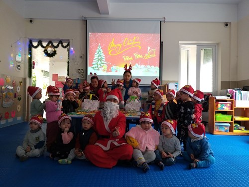 Các bé lớp nhà trẻ D1 đón Giáng Sinh an lành cùng ông già Noel