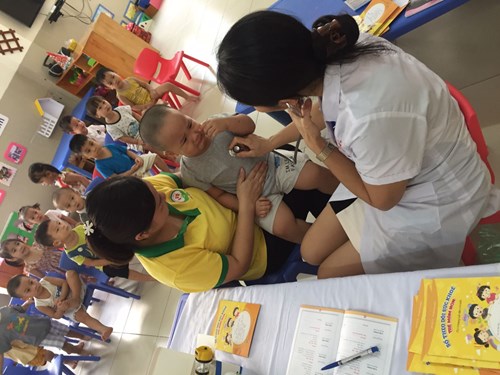 Lớp nhà trẻ D1 trường MN Thạch Cầu phối hợp tổ chức khám sức khỏe định kì lần 1 cho các bé.