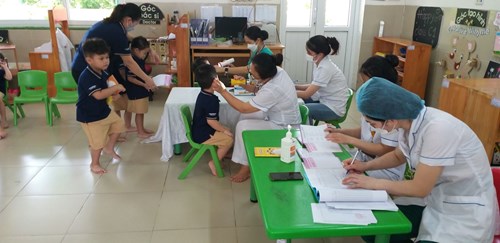 Cá bé lớp MGB C1 tham gia khám sức khỏe định kỳ cho trẻ.