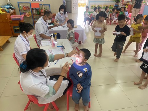 Các bé lớp MGN B2 tham gia khám sức khỏe định kì.